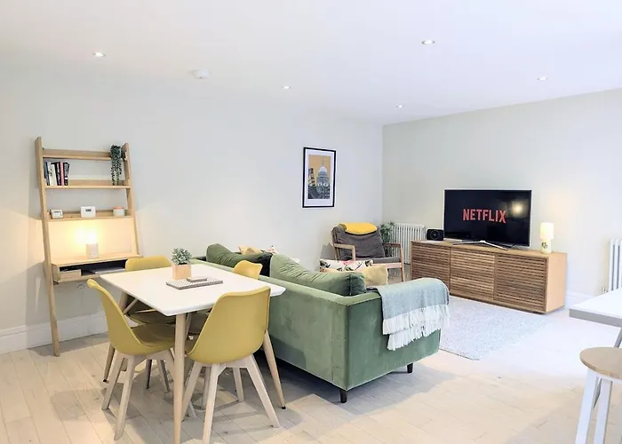 Semesterbostad The Mews With Free Parking