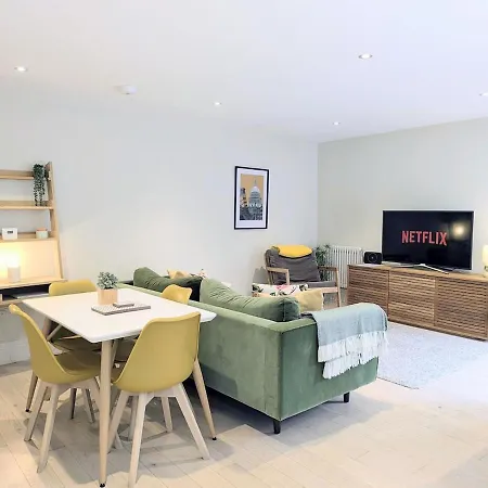 Ferienhaus The Mews With Free Parking